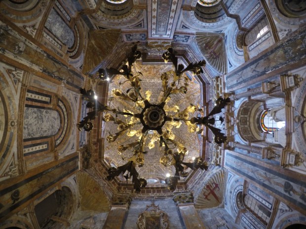 Ceiling and chandelier in a side room
