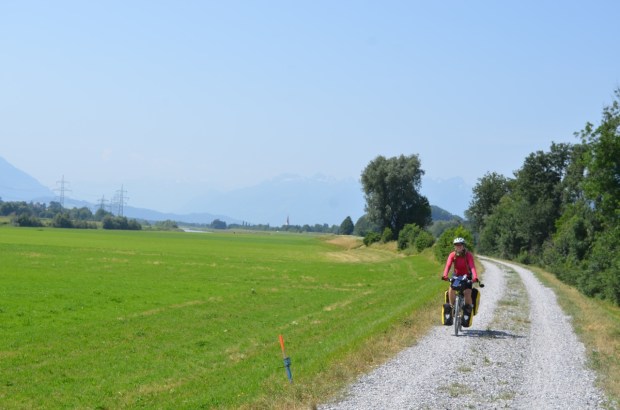 Come on Switzerland, we know you have enough money to pave all your cycle routes!